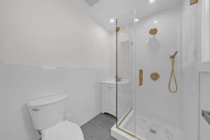 827-catalpa-dr-franklin-square-ny-bathroom-2